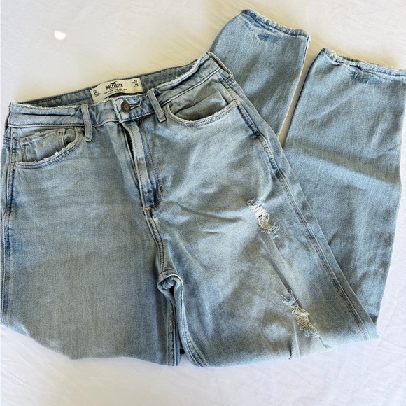 Hollister Denim - Hollister curvy high rise mom jeans distressed